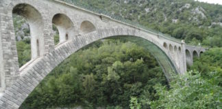 Solkan – odlično izhodišče za športne in vinsko-kulinarične užitke Benečani imajo svoj Most vzdihljajev, Američani Golden Gate, Francozi Pont Neuf, a Solkanski 220 metrov dolg železniški ločni most čez reko Sočo se ponaša z največjim 85 metrskim kamnitim lokom na svetu. Z njega tudi skačejo, ne v smrt, pač pa privezani na elastiko bungee jumpinga.