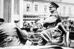 Adolf Hitler med vožnjo v Grajski ulici v Mariboru, kjer ga na Grajskem trgu pozdravlja navdušena množica. Adolf Hitler na Državnem (danes Starem) mostu v Mariboru. Levo od njega je štajerski gauleiter Sigfried Uiberreither. Oboje 26. aprila 1941.