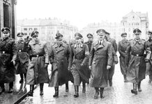 Ali veste, kaj so tik po vojni odkrili v najstarejšem slovenskem mestu Adolf Hitler med vožnjo v Grajski ulici v Mariboru, kjer ga na Grajskem trgu pozdravlja navdušena množica. Adolf Hitler na Državnem (danes Starem) mostu v Mariboru. Levo od njega je štajerski gauleiter Sigfried Uiberreither. Oboje 26. aprila 1941.