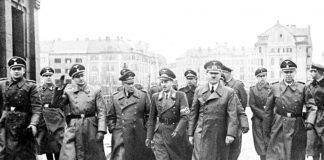 Adolf Hitler med vožnjo v Grajski ulici v Mariboru, kjer ga na Grajskem trgu pozdravlja navdušena množica. Adolf Hitler na Državnem (danes Starem) mostu v Mariboru. Levo od njega je štajerski gauleiter Sigfried Uiberreither. Oboje 26. aprila 1941.