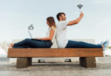 Kako ostati povezan v tujini: Nasveti za mobilne podatke in Wi-Fi na poti