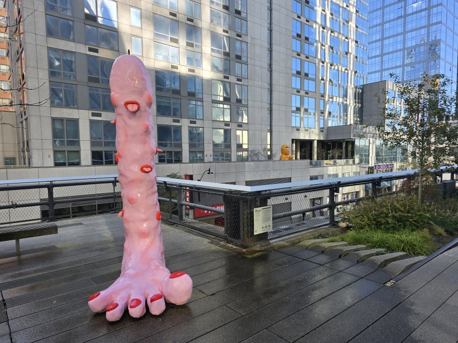 Odštekane umetnine na High walk.